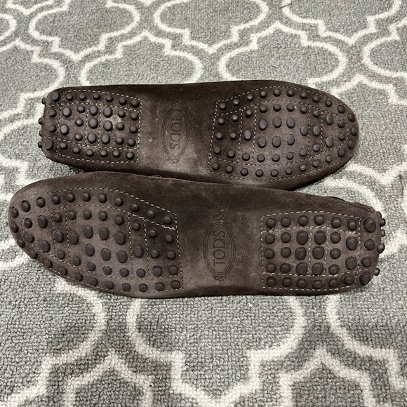 Tod’s Gommino Driving Shoes in Brown Suede - Picture 5 of 6
